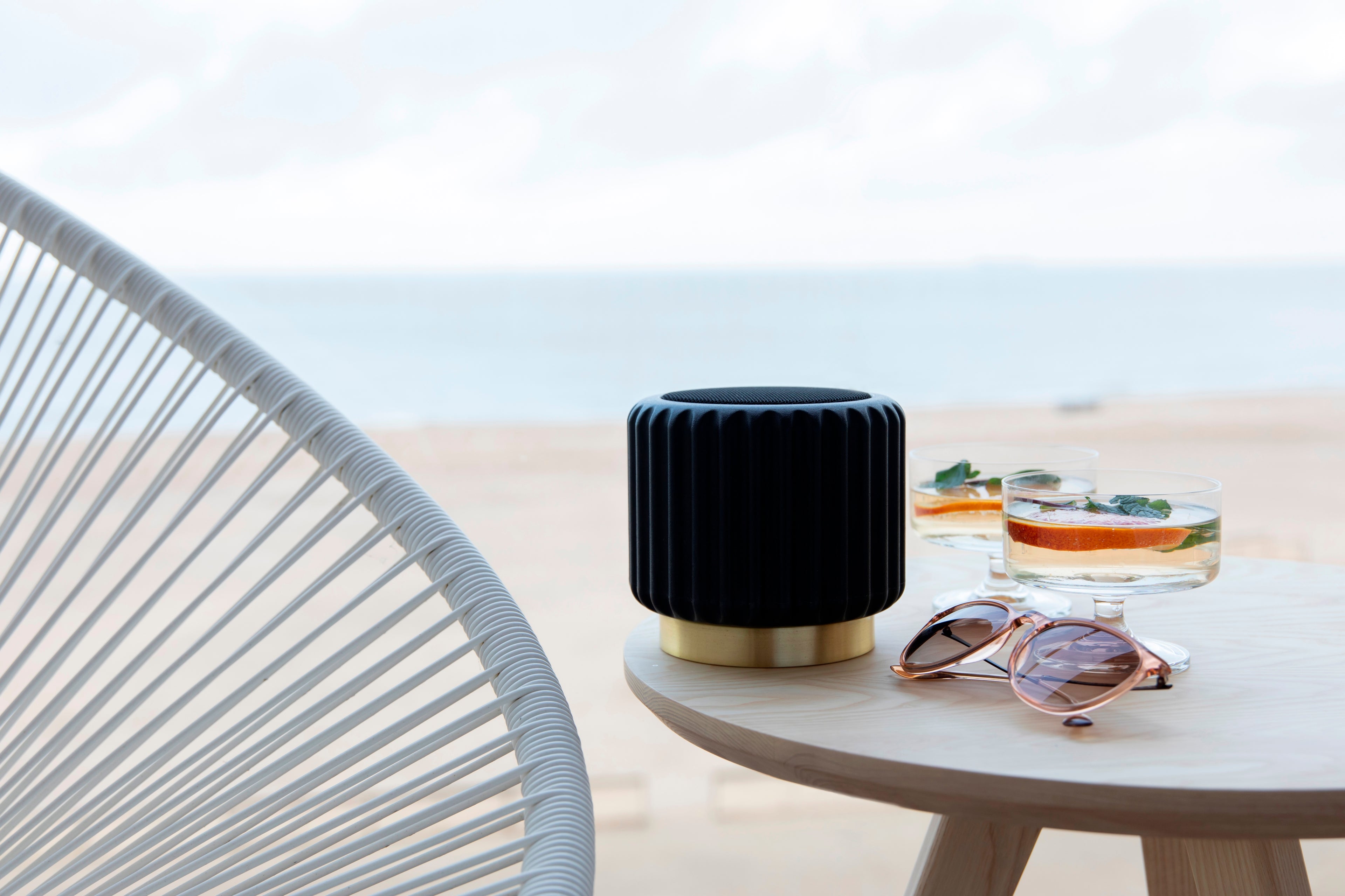 Dentelles Zwarte speaker USB recharge gouden basis | 12,5 cm x Ø 13,5 cm