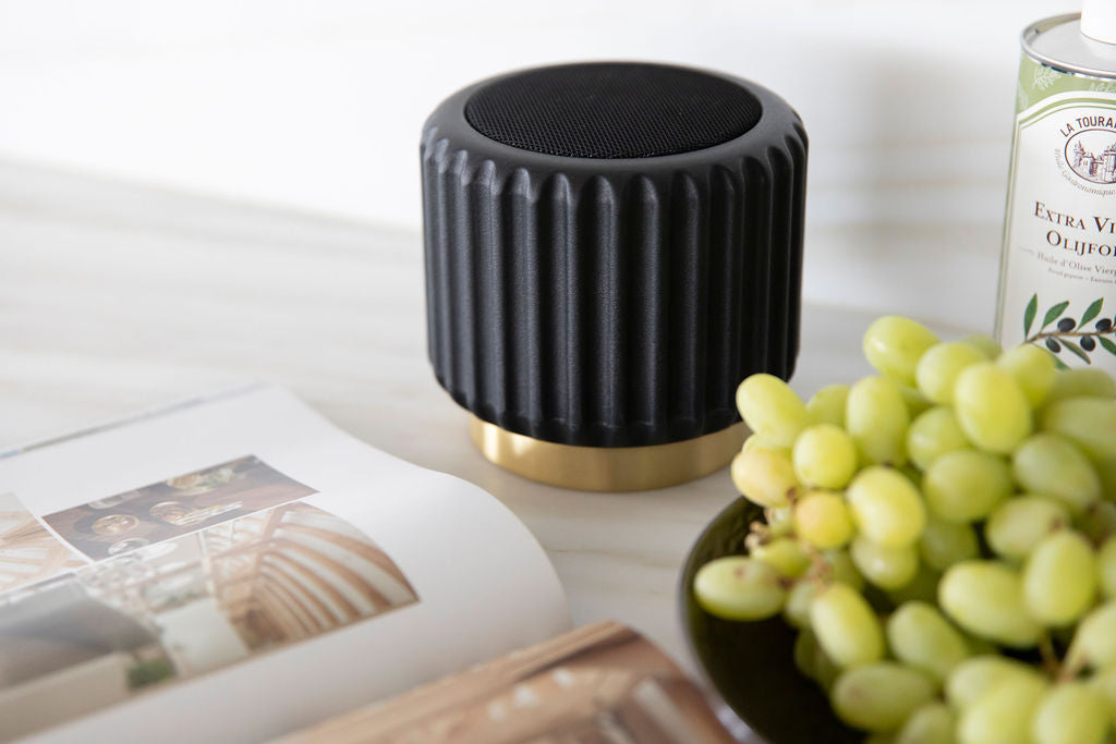 Dentelles Zwarte speaker USB recharge gouden basis | 12,5 cm x Ø 13,5 cm