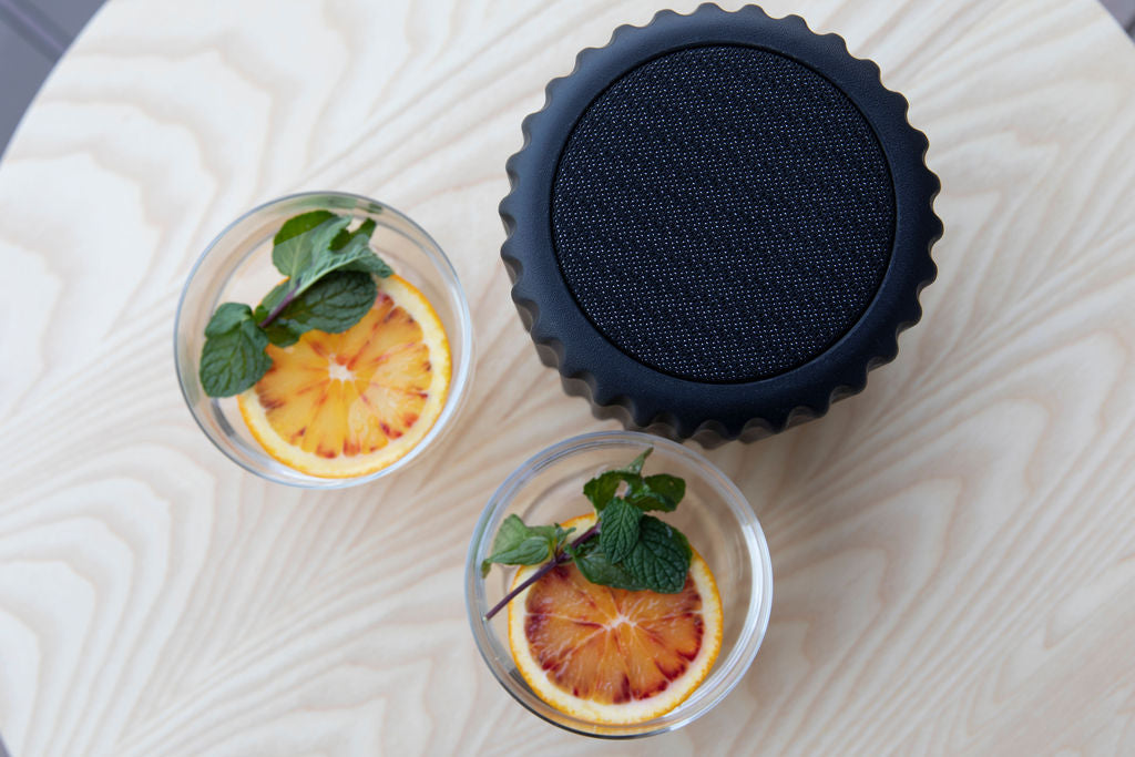 Dentelles Zwarte speaker USB recharge gouden basis | 12,5 cm x Ø 13,5 cm
