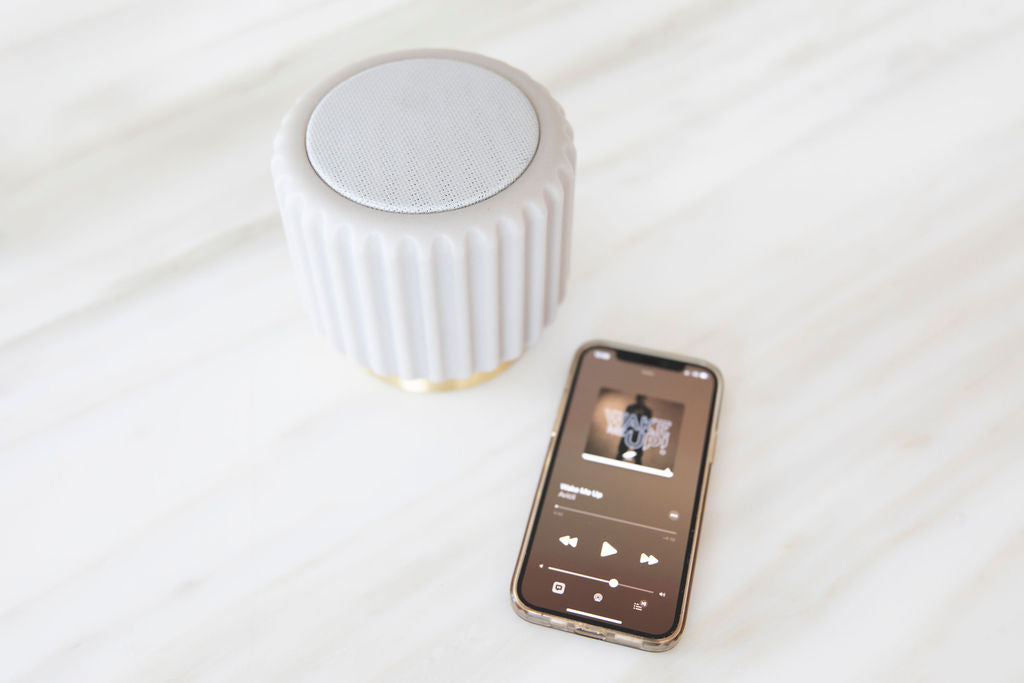 Dentelles Grijze speaker USB recharge gouden basis | 12,5 cm x Ø 13,5 cm