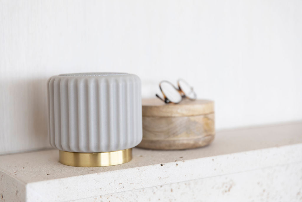 Dentelles Grijze speaker USB recharge gouden basis | 12,5 cm x Ø 13,5 cm
