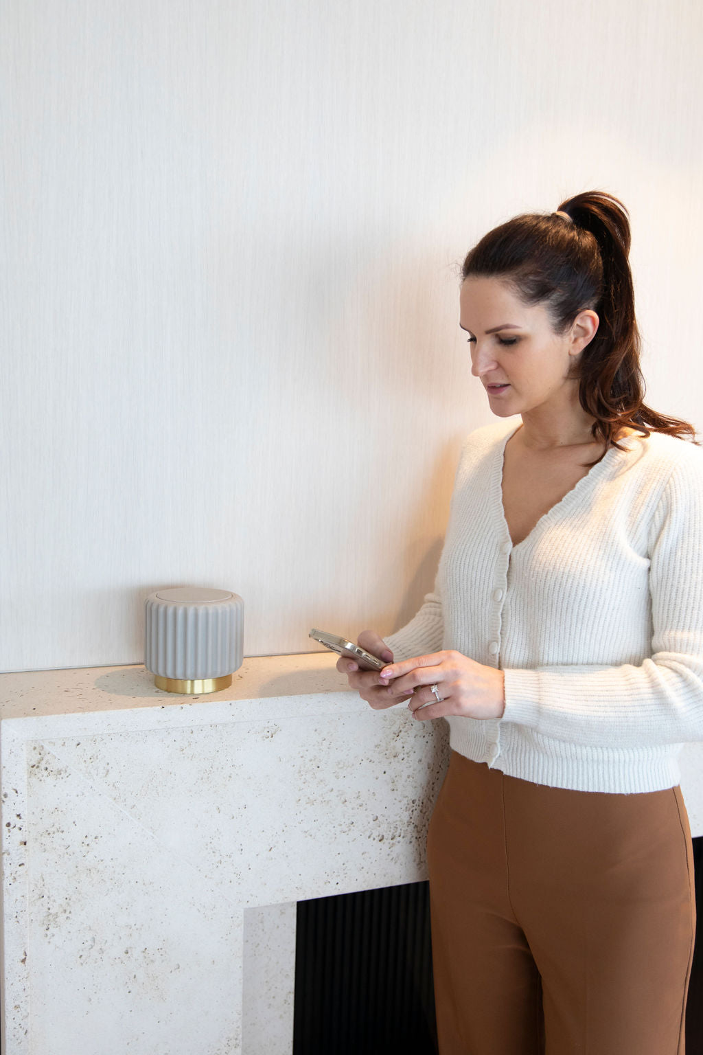 Dentelles Grijze speaker USB recharge gouden basis | 12,5 cm x Ø 13,5 cm