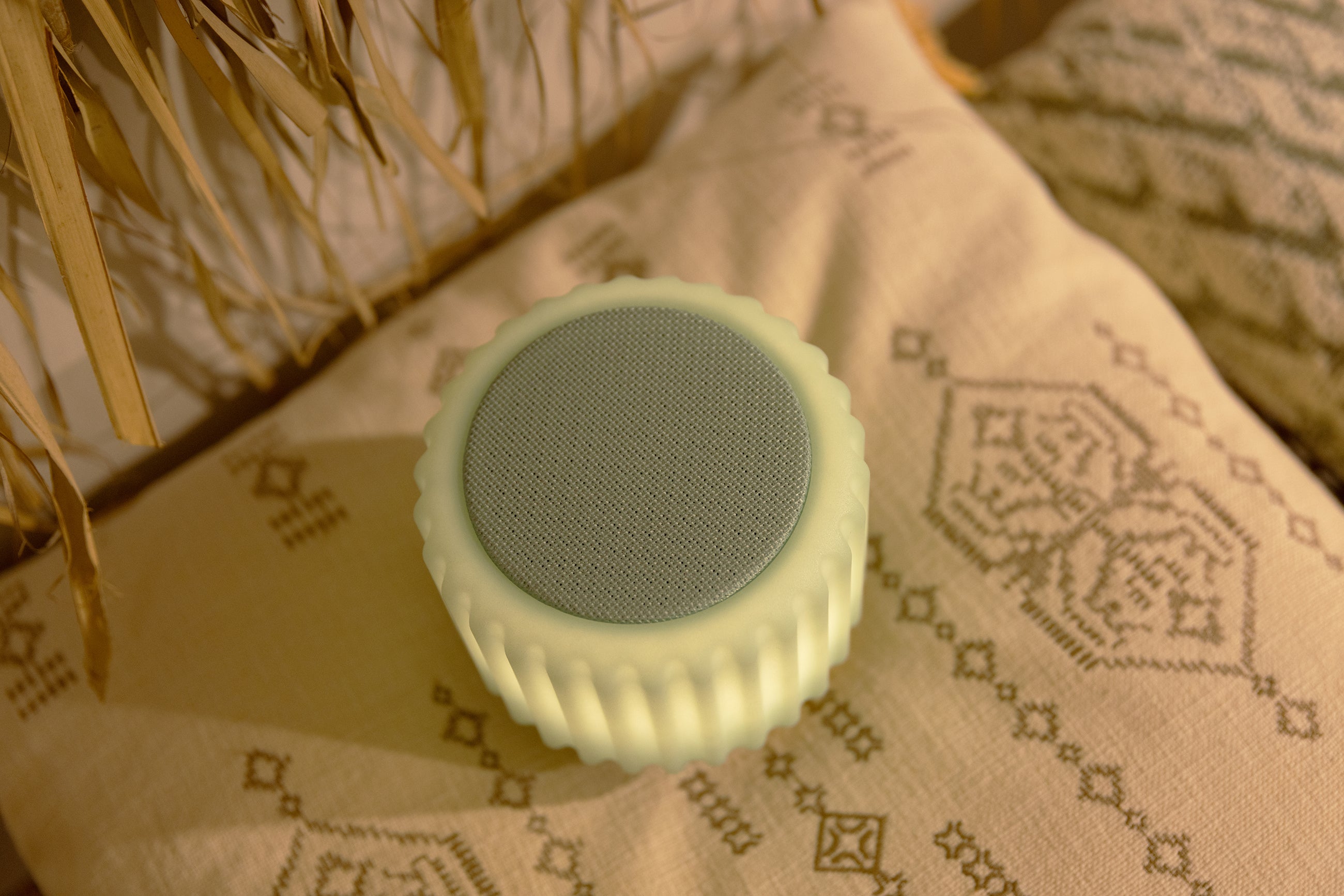 Dentelles speaker + Licht USB recharge PISTACHE/GOUD | 12,5 cm x Ø 13,5 cm
