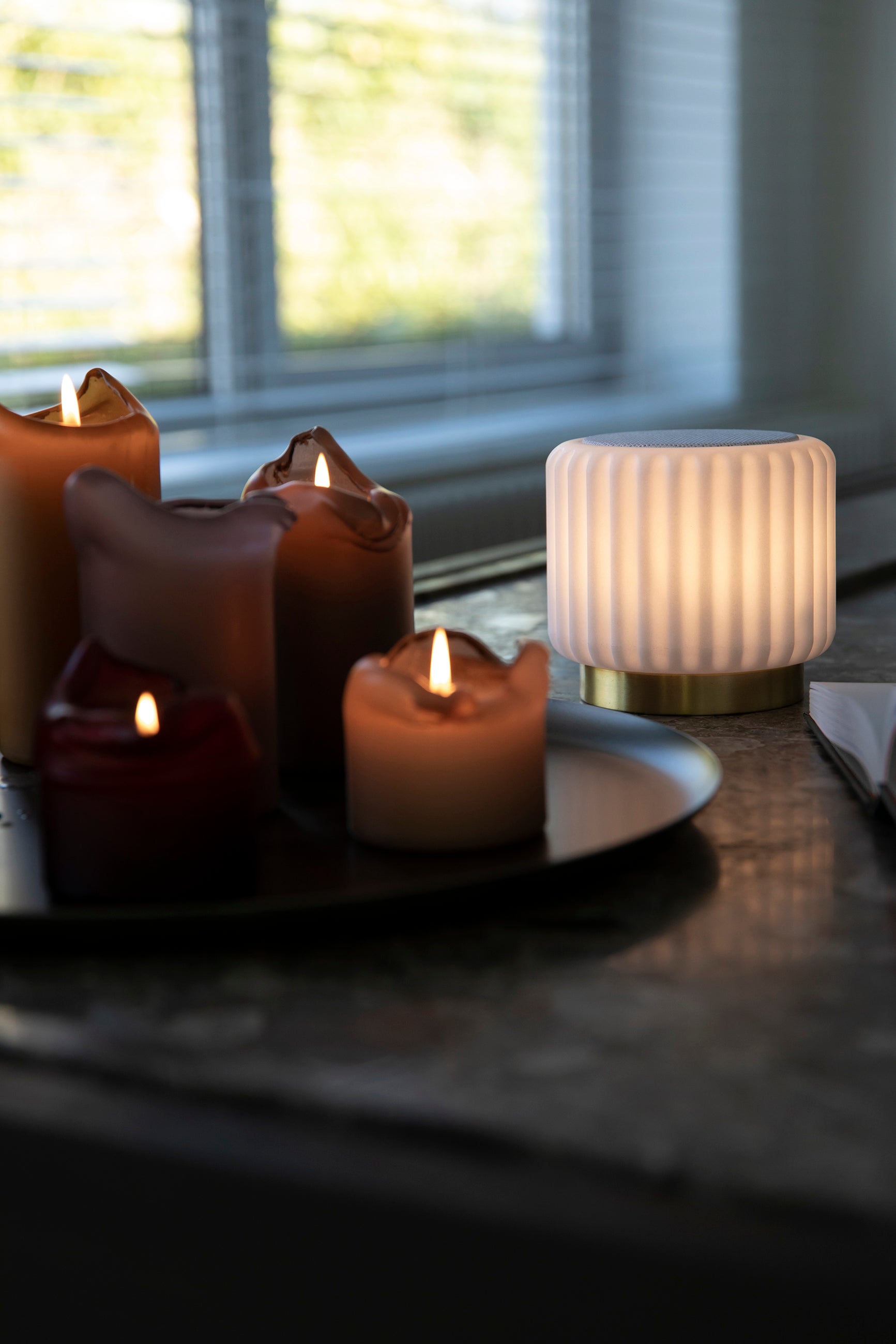 Dentelles Wit speaker + Licht USB recharge gouden basis | 12,5 cm x Ø 13,5 cm