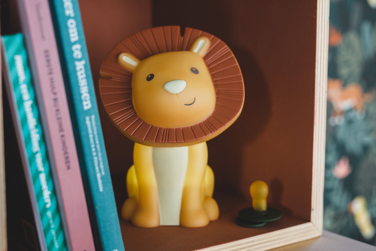 Hakuna Leeuw LED LICHTJE, USB recharge | H 20 x Ø 13,6 cm