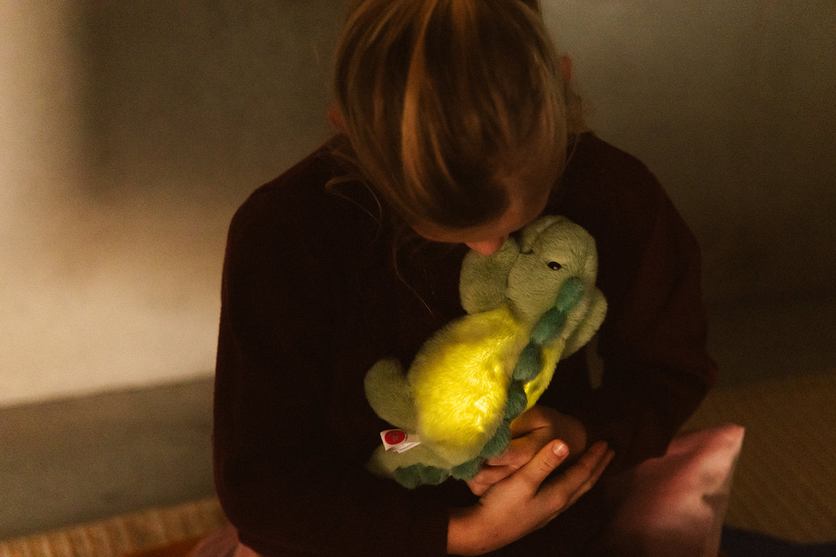 Jéroom Dino pluche GROEN & SAGE Nightlight | H 11 x 26 x 15 cm