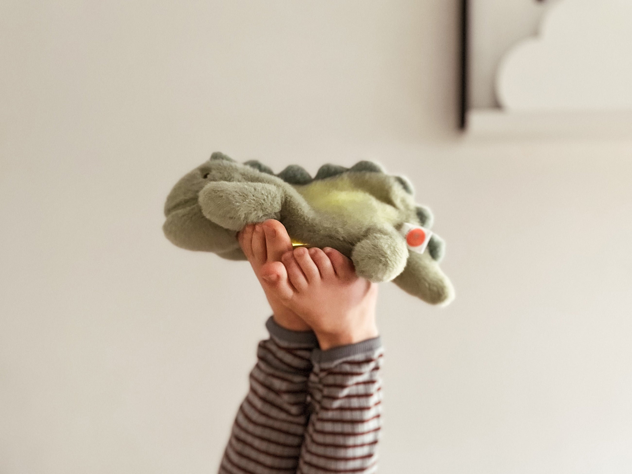 Jéroom Dino pluche GROEN & SAGE Nightlight | H 11 x 26 x 15 cm