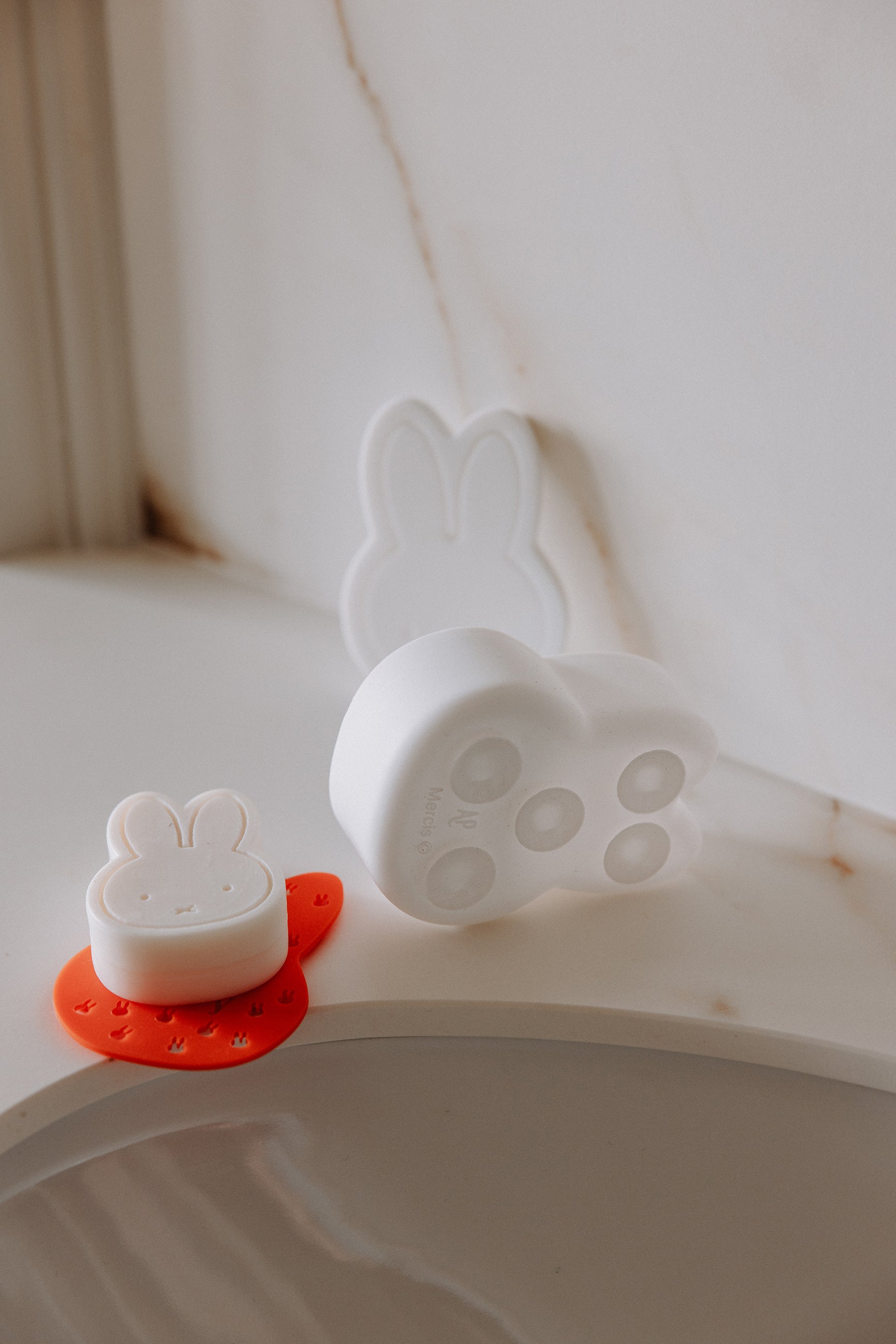 nijntje WIT-ROOD Silicone Zeepdoosje | H10 x 5 x 7,5 cm