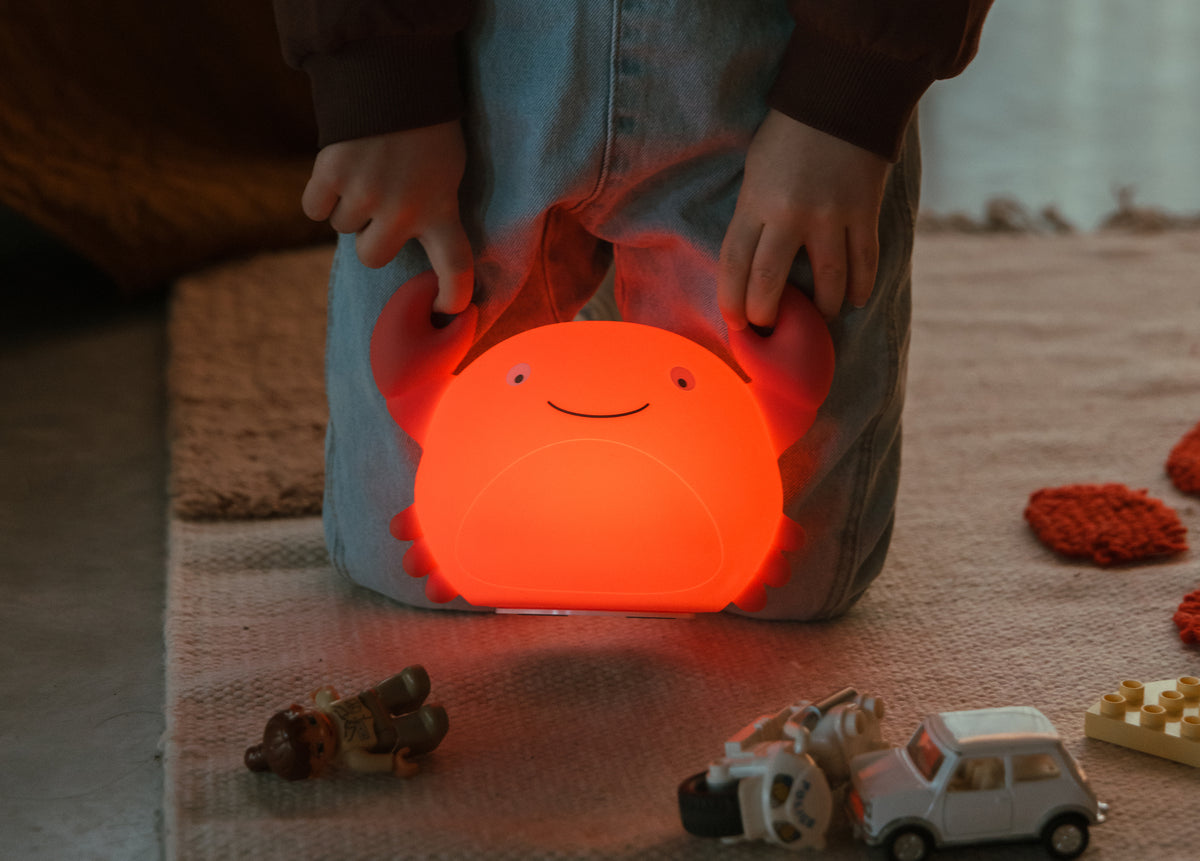 Theo krab KORAAL LED LICHTJE, USB recharge | H 12,8 x 18 x 9,6 cm